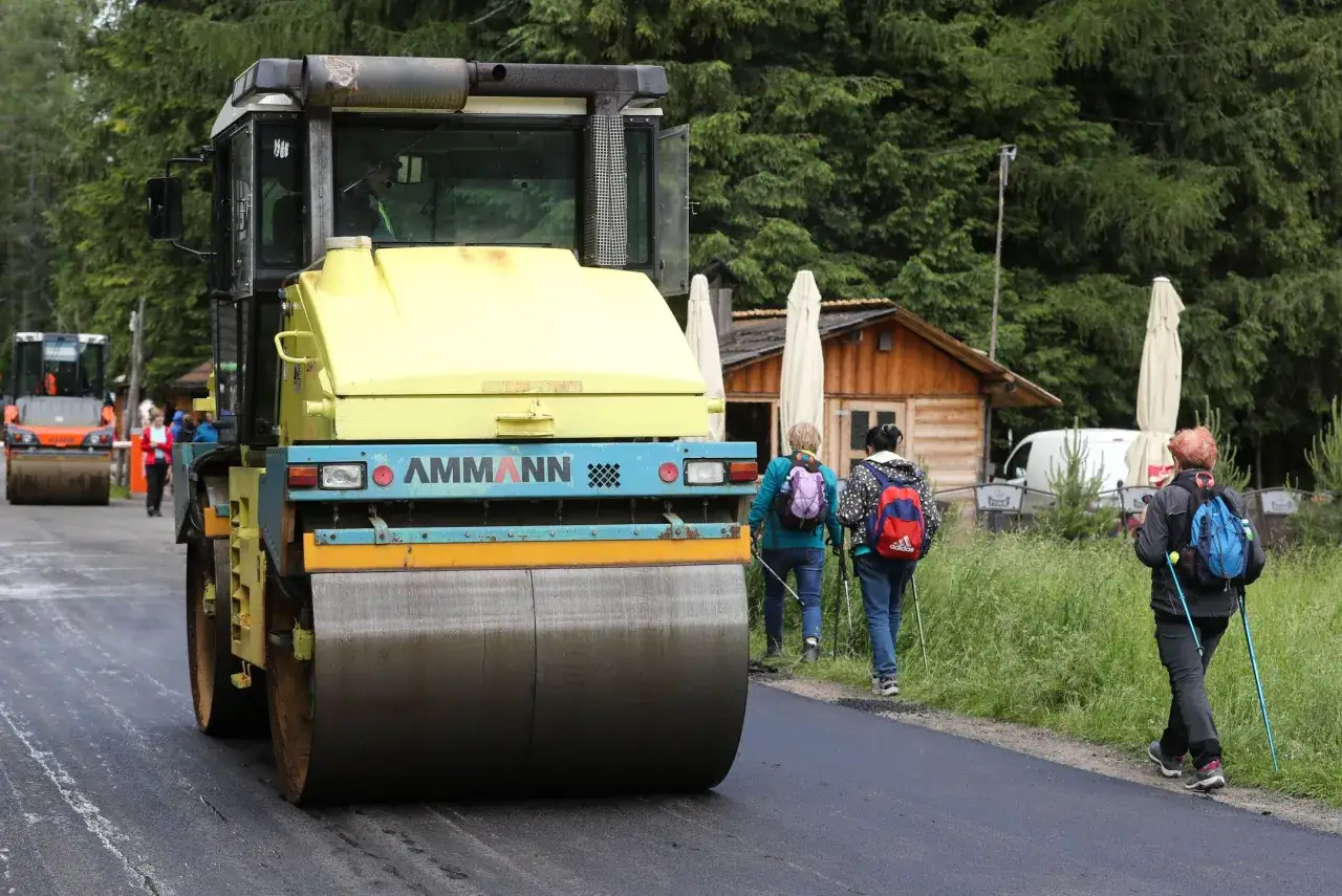Stan drogi w Dolinie Chochołowskiej - nowy asfalt na trasie do Polany Huciskiej