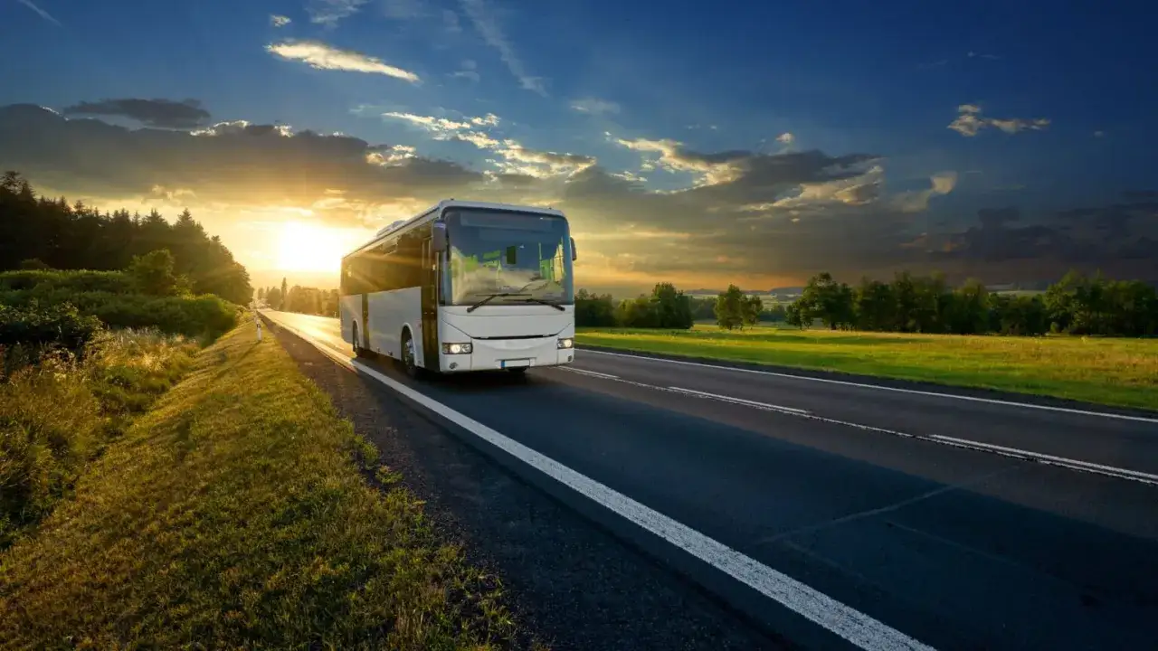 Ile kosztuje wynajem autokaru na 1 dzień? Zaskakujące ceny w Polsce