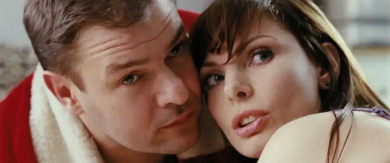 Bliscy sobie mężczyzna i kobieta, jakby czytali listy do M. 7.