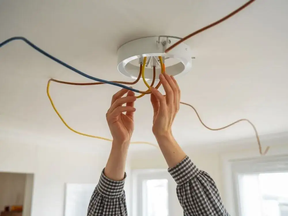 Jak podłączyć oczka sufitowe - uniknij najczęstszych błędów w instalacji