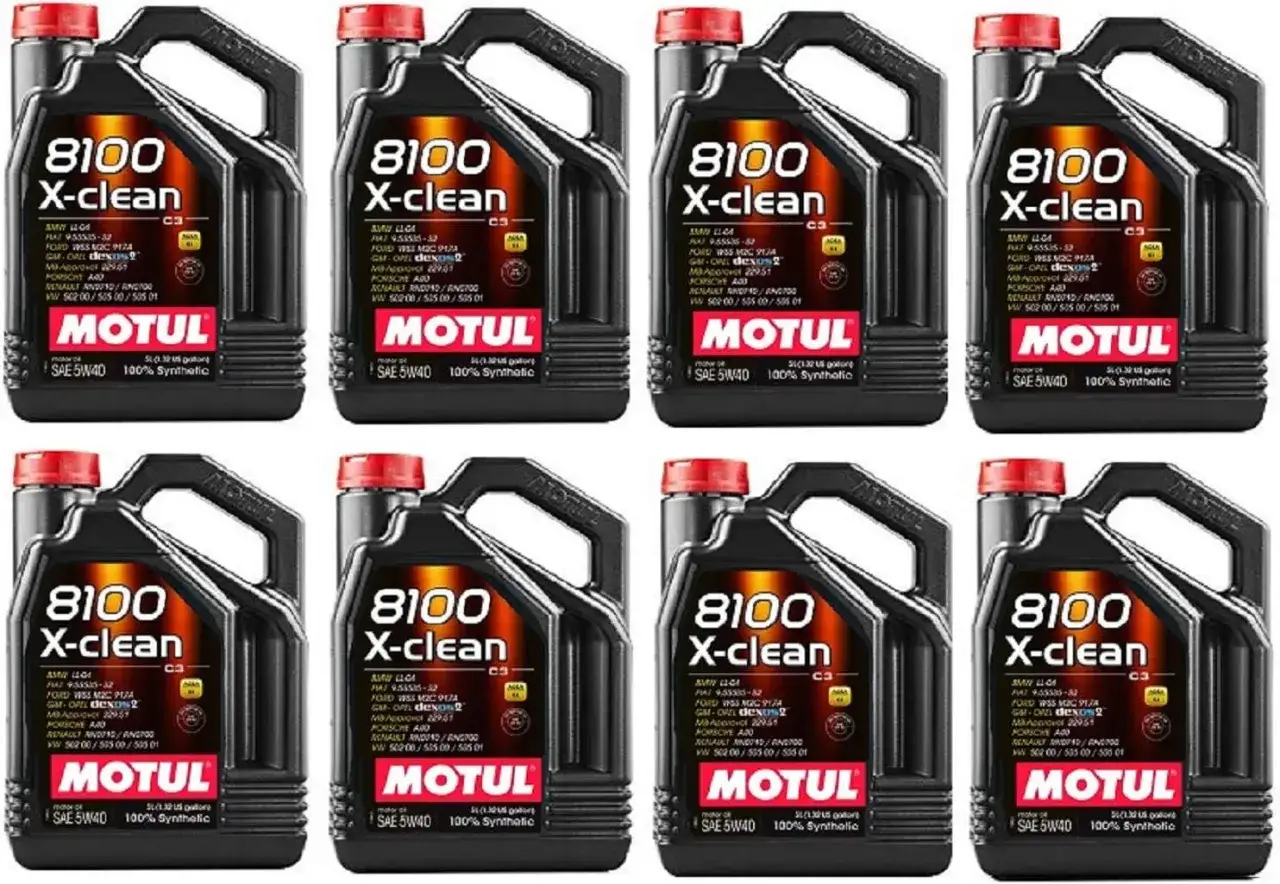 Osiem czarnych kanistrów oleju silnikowego Motul 8100 X-clean SAE 5W40.