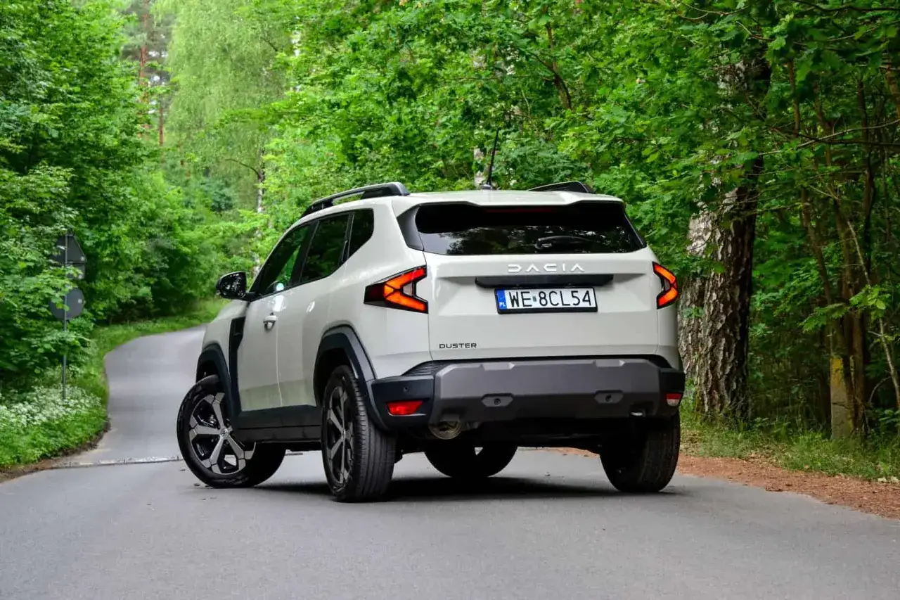 Pojemność baku Dacia Duster: Ile litrów? Zasięg LPG, Diesel, Benzyna