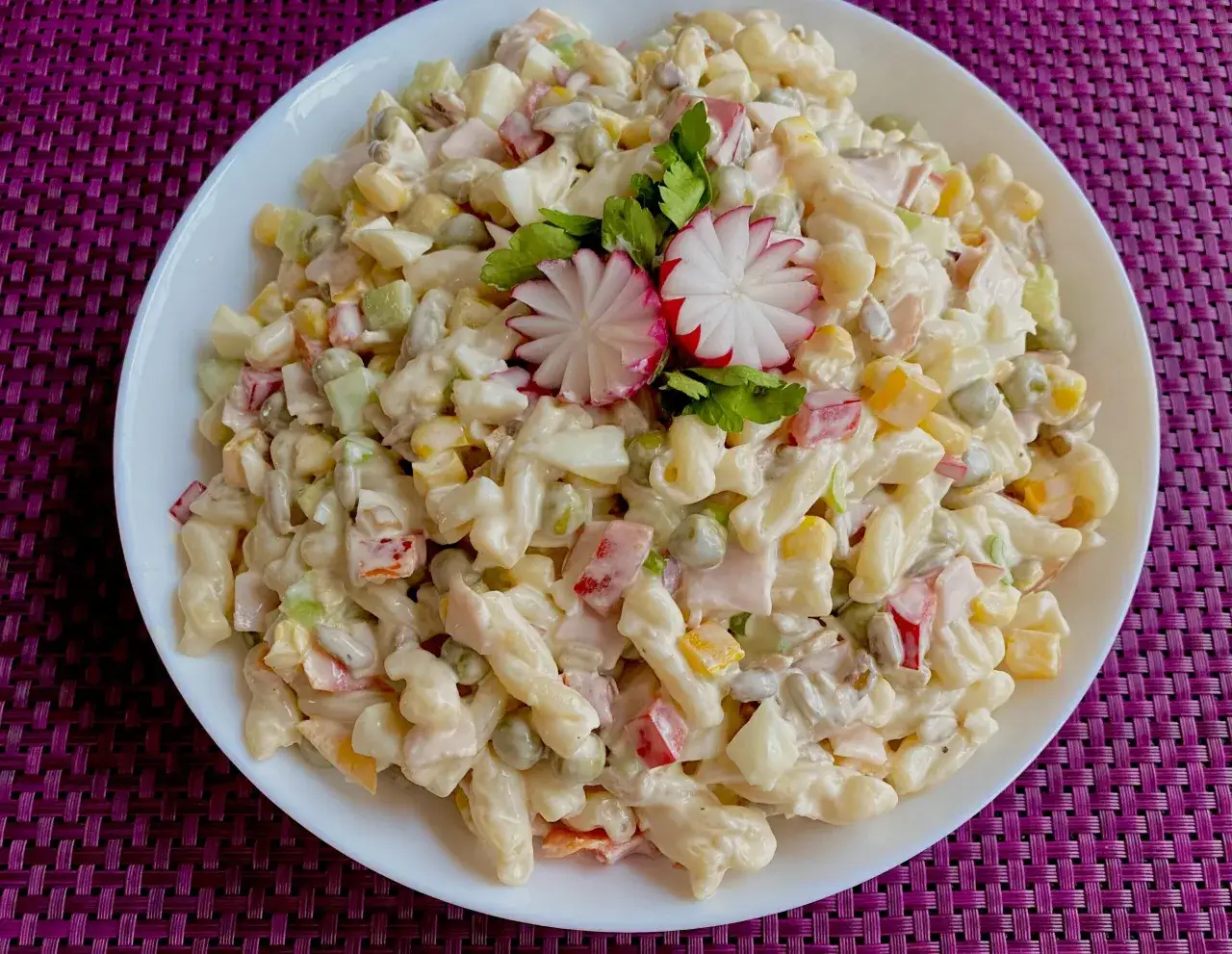 Jak uprażyć słonecznik do sałatki, by dodać jej wyjątkowego smaku