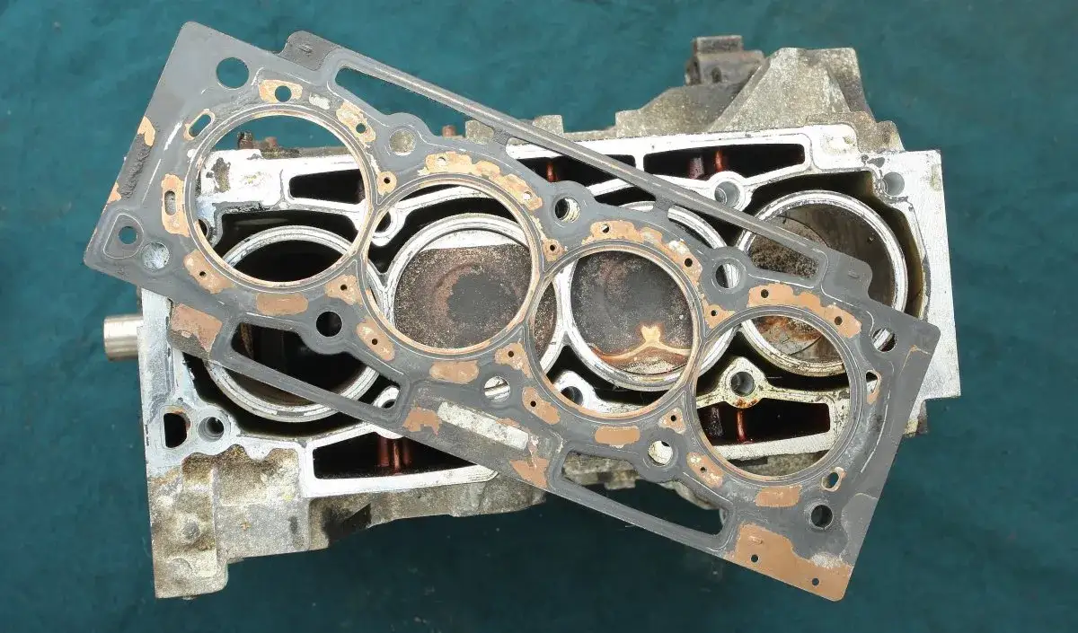 Uszczelka pod głowicą: jak rozpoznać awarię i ile kosztuje naprawa?