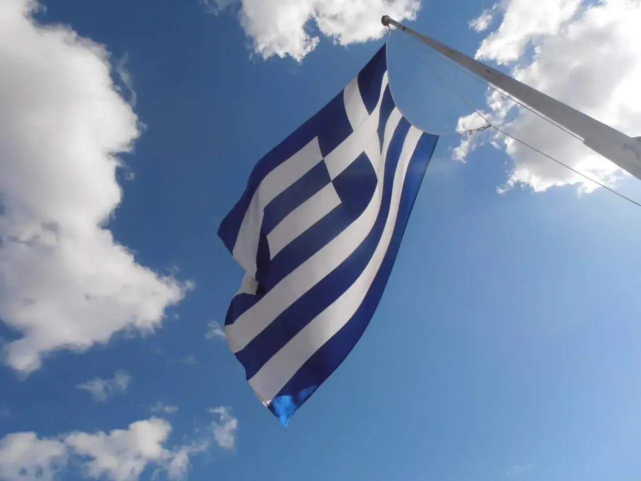 Flaga Grecji: Galanolefki symbolika, historia i co oznaczają pasy?