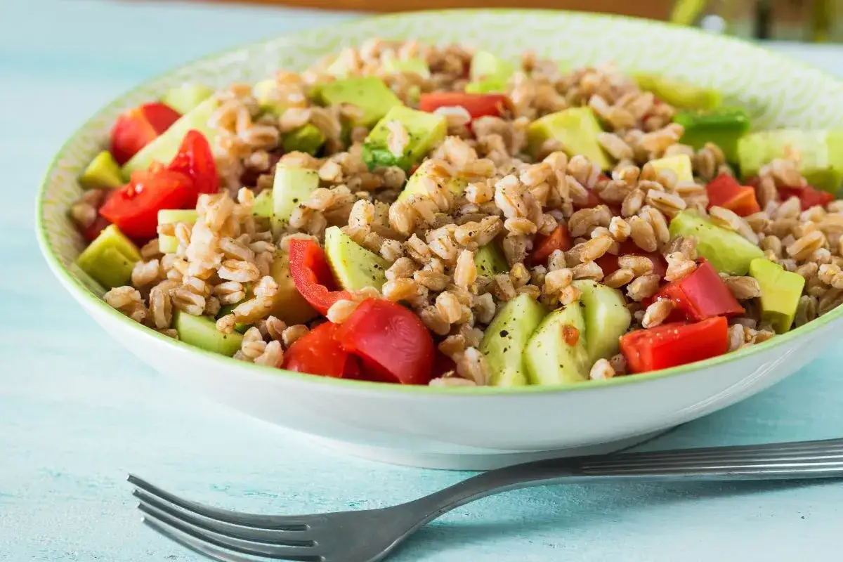 Jak ugotować warzywa na sałatkę, by były idealnie chrupiące i smaczne