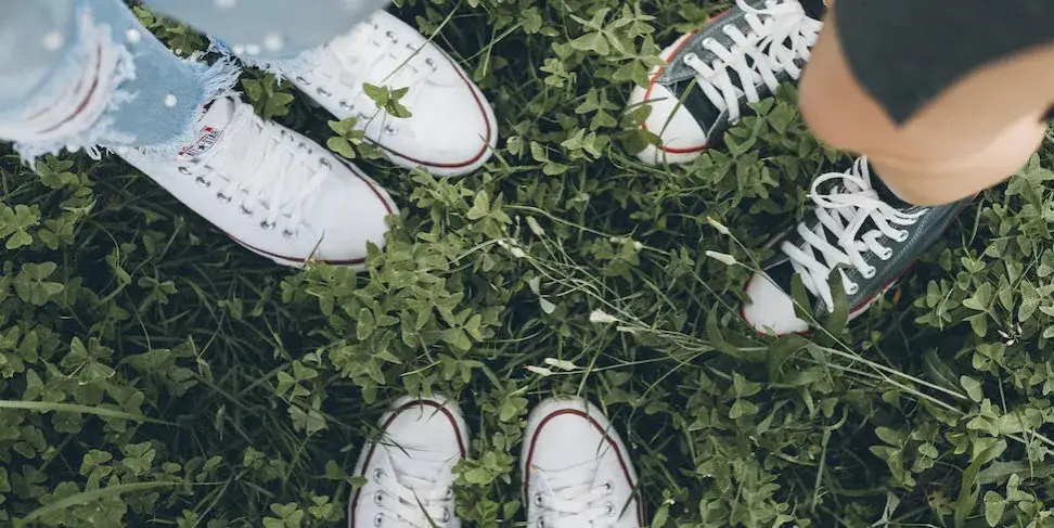 Jakie buty na wakacje: idealne obuwie na każdą okazję i komfort