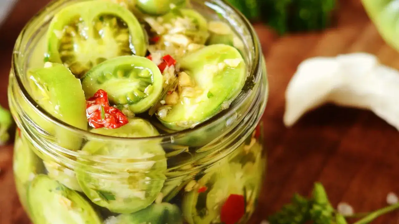 Jak zrobić sałatkę z zielonych pomidorów na zimę, która zachwyci smakiem