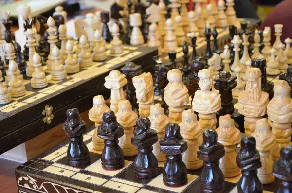 Jak wybrać rzeźbione szachy drewniane? Kunszt i inwestycja