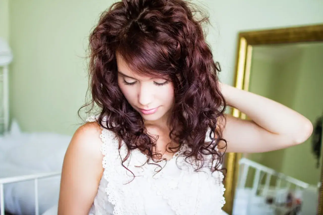 Henna i rozjaśniacz: Jak bezpiecznie zmienić kolor? Uniknij zieleni!