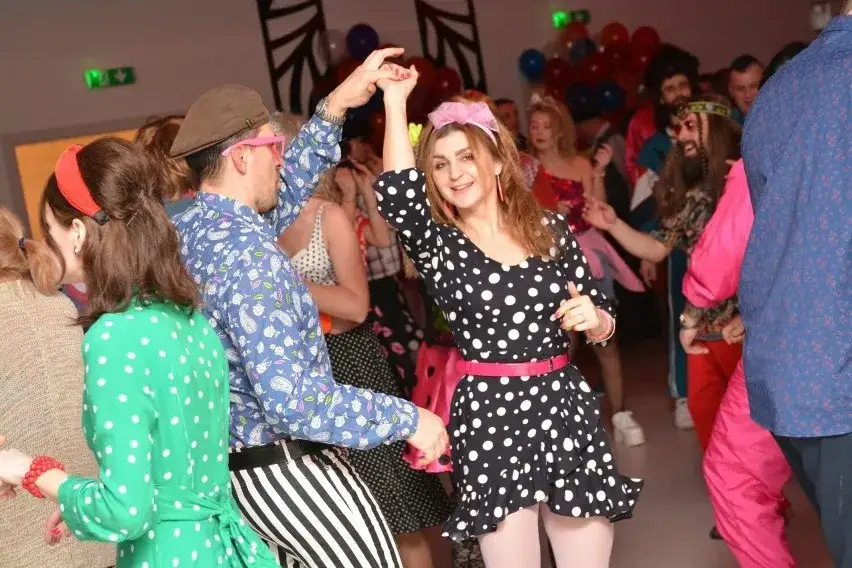 Strój na imprezę PRL: Jak ubrać się w stylu lat 70. i 80.?