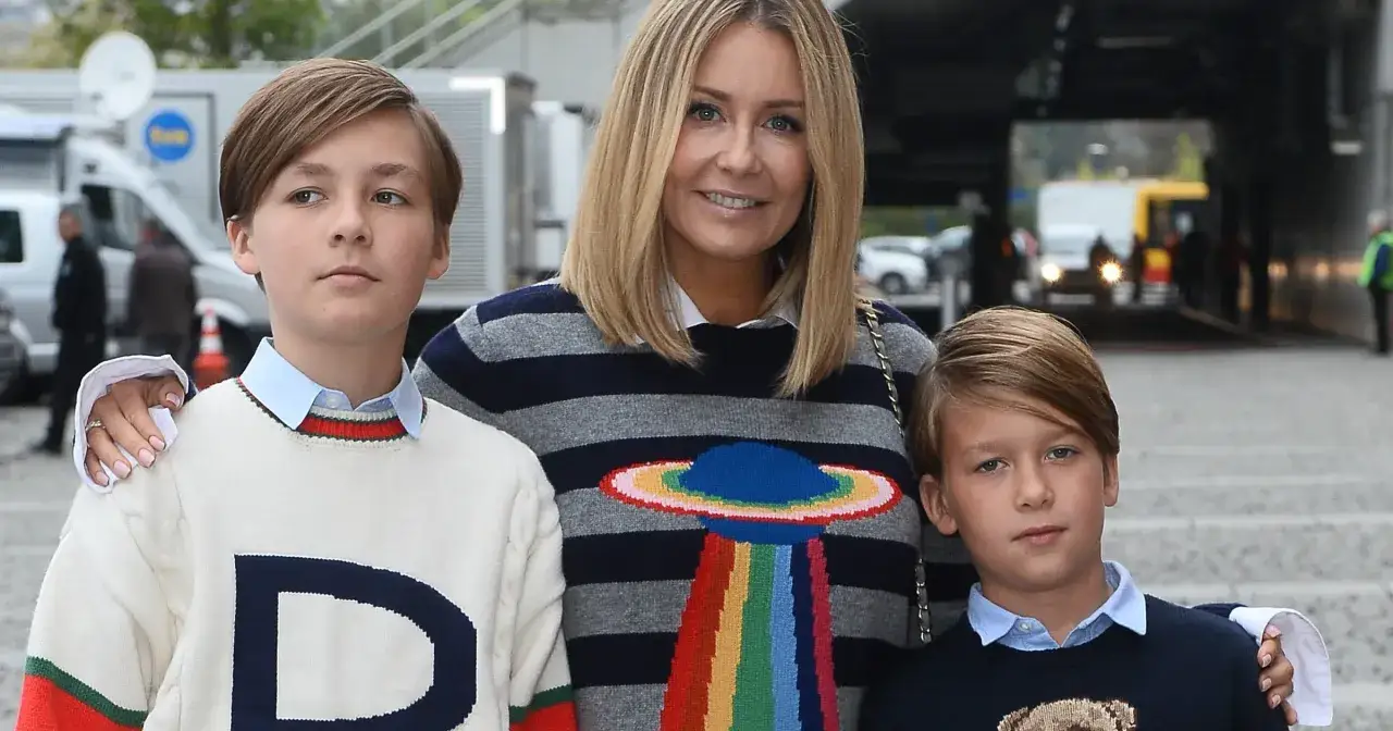 Kobieta z dwoma synami, być może w drodze do szkół, do których chodzą dzieci najbogatszych polskich celebrytów.