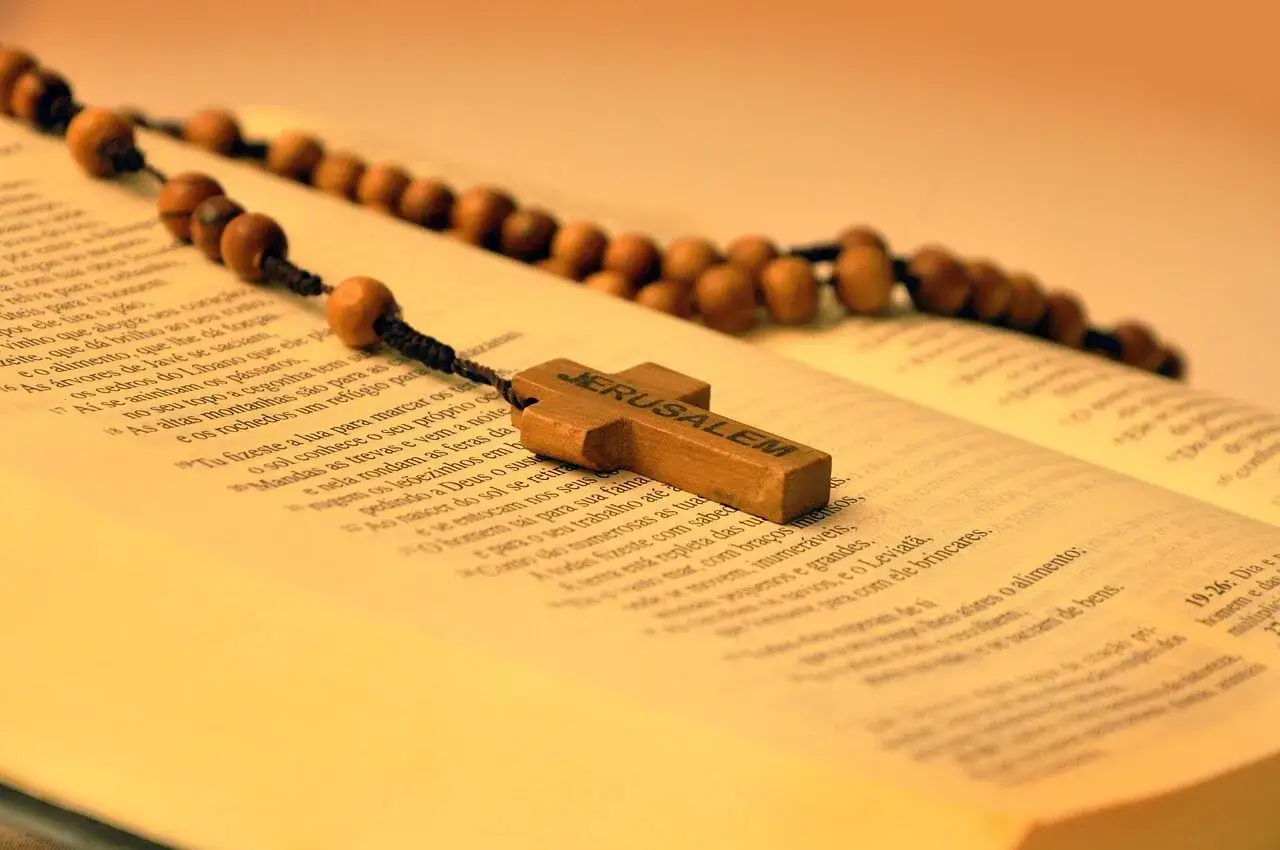 Czy modlitwa na leżąco to grzech? Przekonaj się, co mówi Biblia