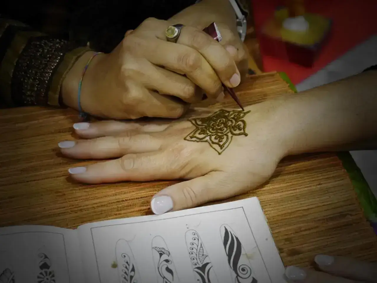 Jak długo trzyma tatuaż z henny? Odkryj sekrety trwałości