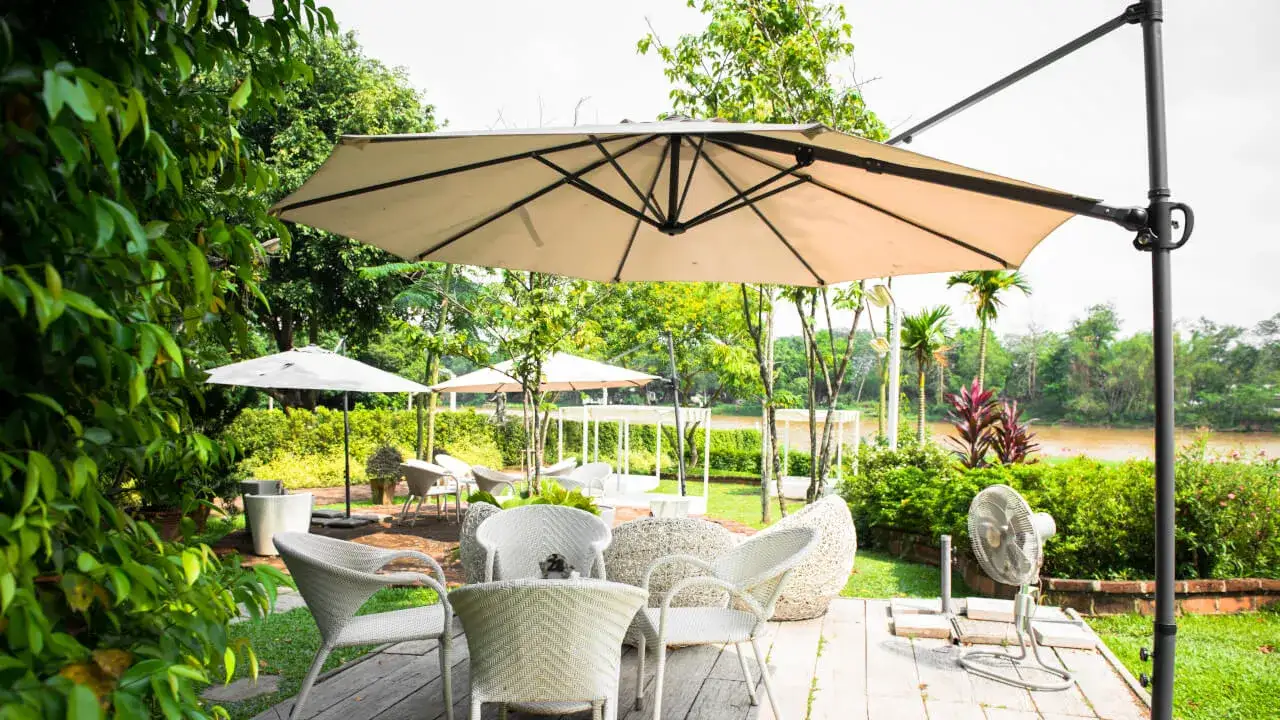 Parasol ogrodowy jaki kupić - uniknij błędów przy wyborze idealnego modelu