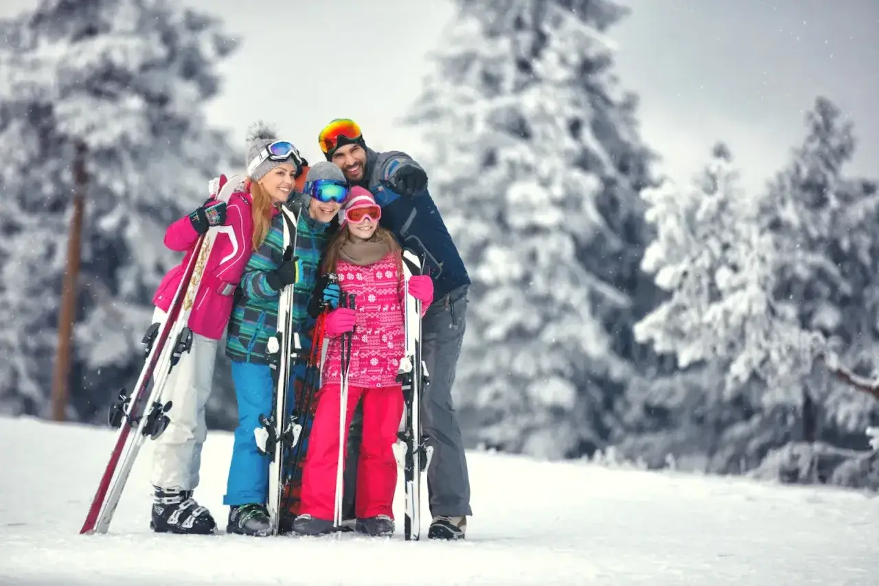Rodzina na nartach, gotowa na ferie kujawsko pomorskie 2026. Śnieg, góry i uśmiechy!