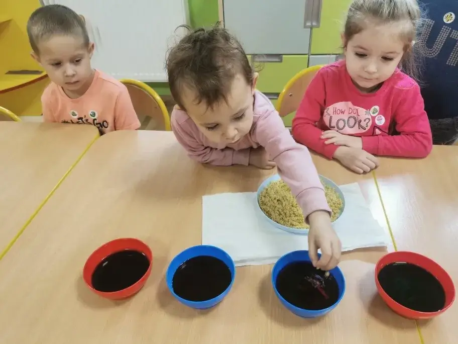 Zajęcia sensoryczne z makaronem, które rozweselą każde dziecko