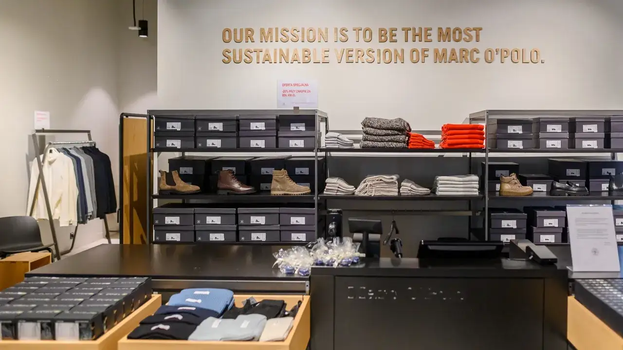 W sklepie Marc O'Polo, gdzie misją jest bycie najbardziej zrównoważoną wersją marki, znajdziesz buty i ubrania.