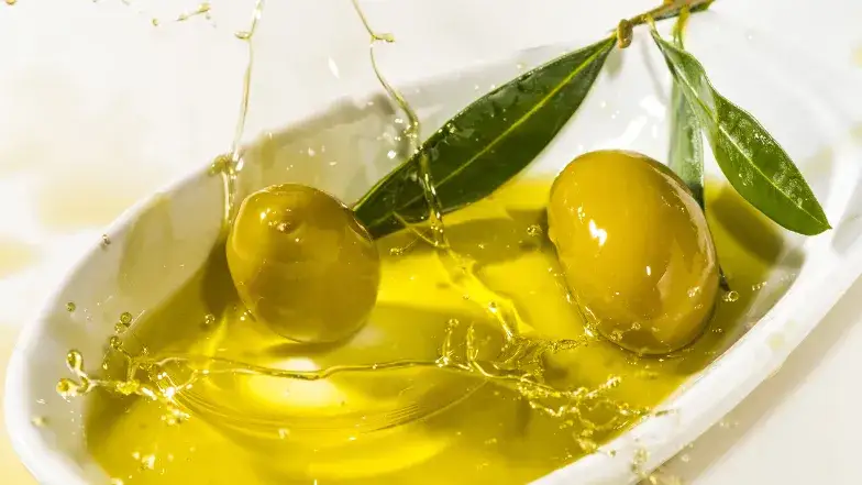 Czy oliwa z oliwek jest zdrowa? Odkryj jej korzyści i pułapki