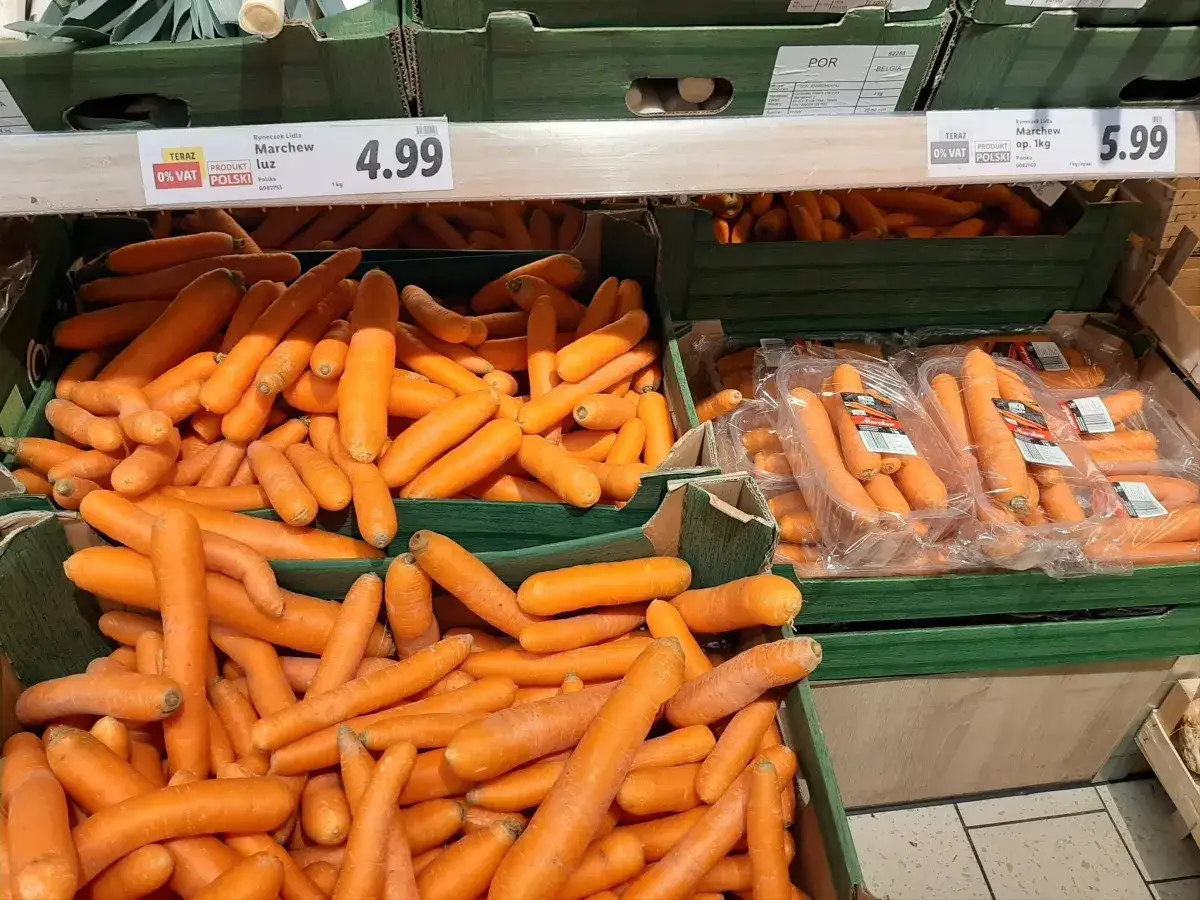 Świeże, pomarańczowe marchewki luzem i w paczkach. Ceny marchwi kuszą: 4.99 i 5.99 za kilogram.