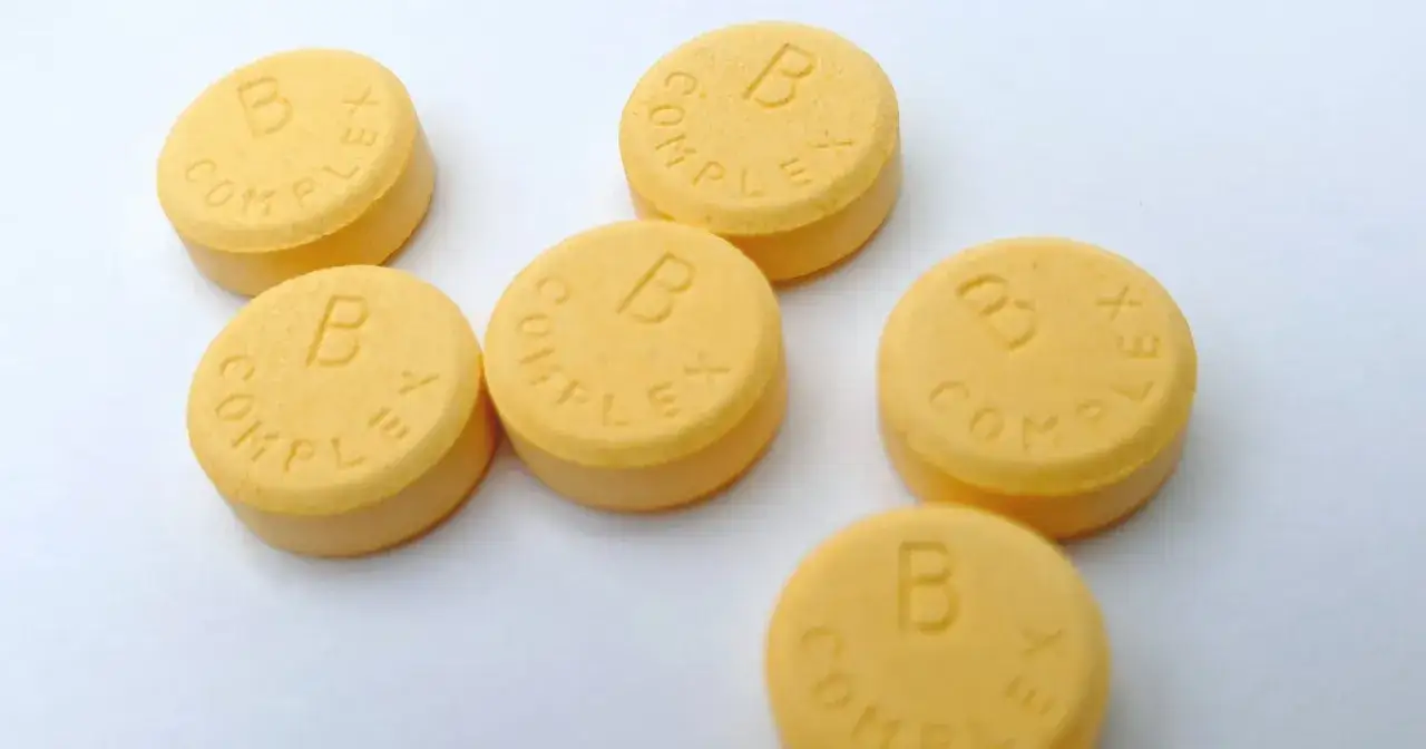Kilka tabletek witaminy B Complex. Zastanawiasz się, jak długo można brać witaminę B complex?