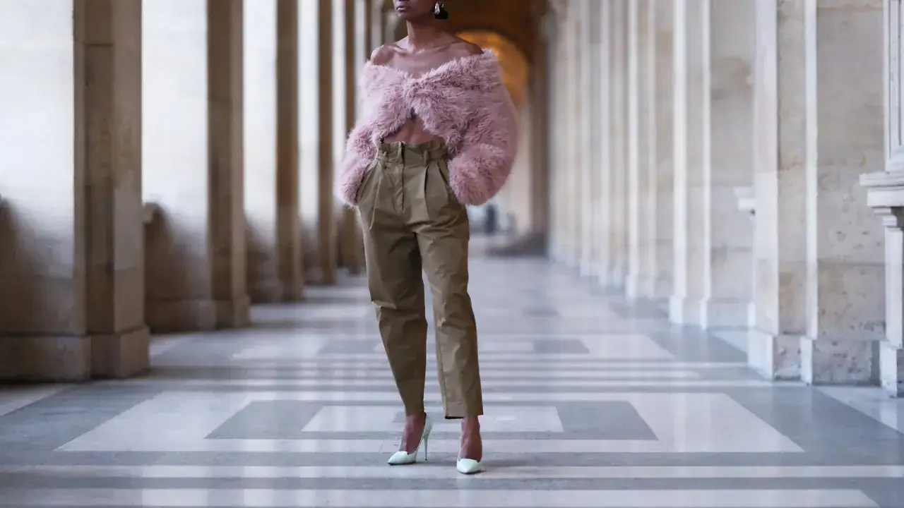 Eleganckie spodnie z wysokim stanem w stylizacji z puchatym bolerkiem i szpilkami.