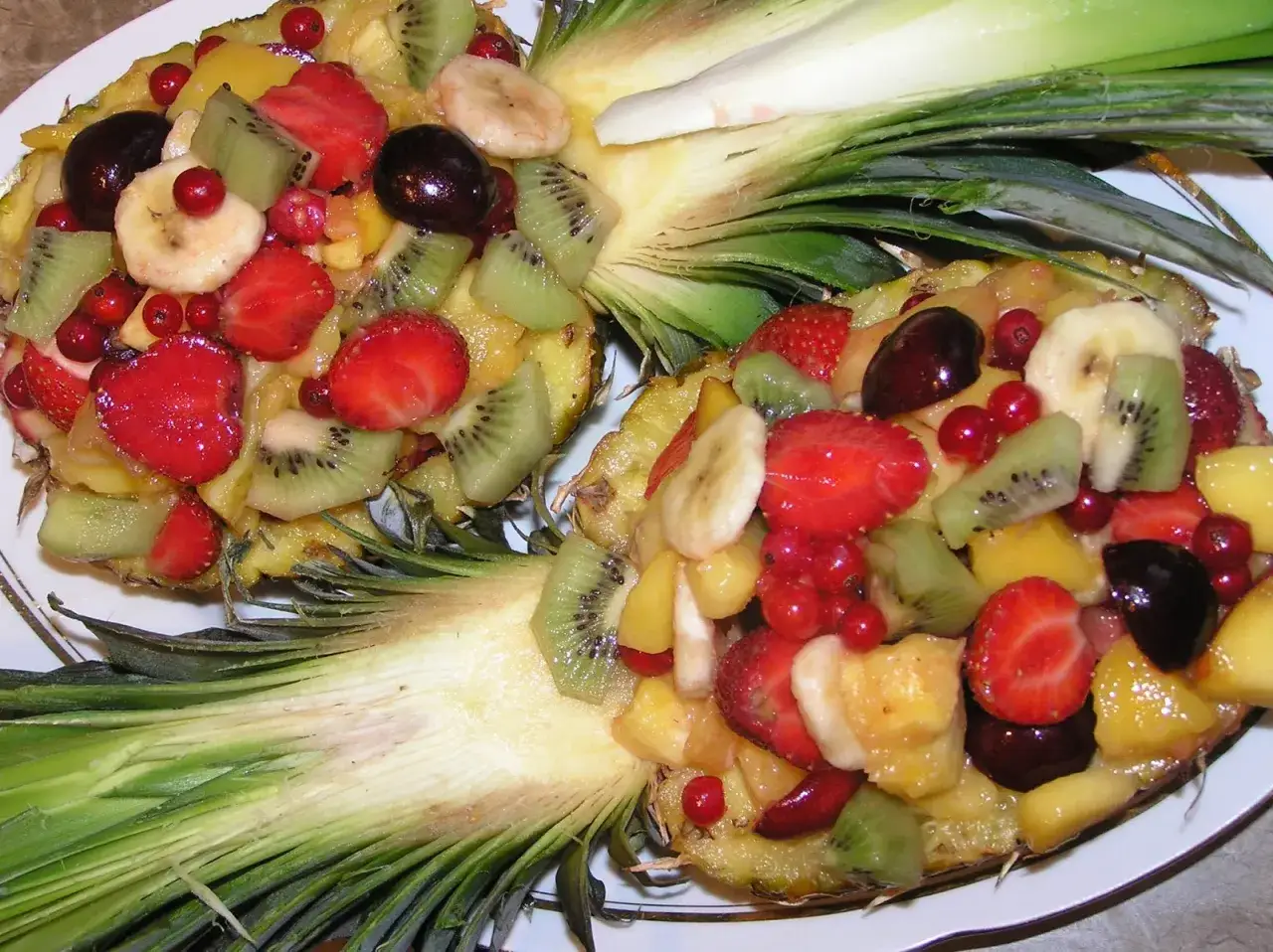 Wydrąż ananasa estetycznie: Misa na sałatkę owocową krok po kroku