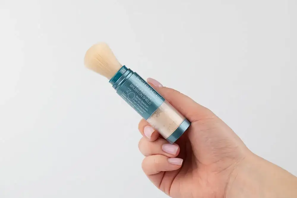 Jak reaplikować SPF na makijaż, by nie zrujnować efektu makijażu