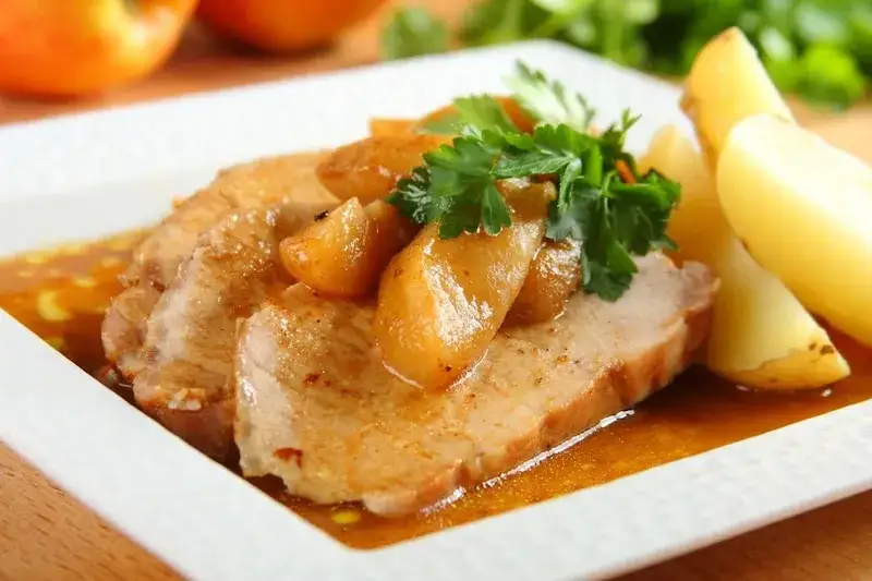 W jakiej temperaturze pieczemy schab w piekarniku, aby był soczysty?