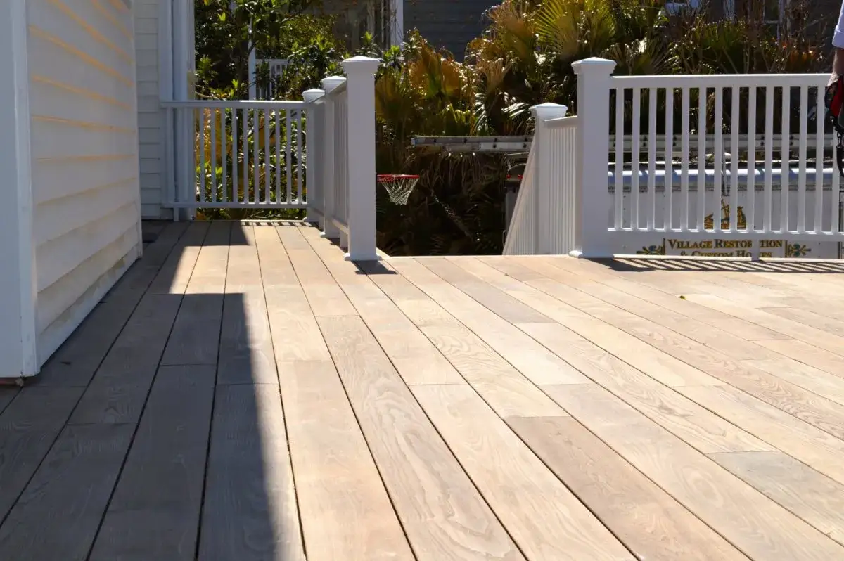 Świerk czy modrzew na taras - wybór, który oszczędzi Ci pieniędzy i czasu