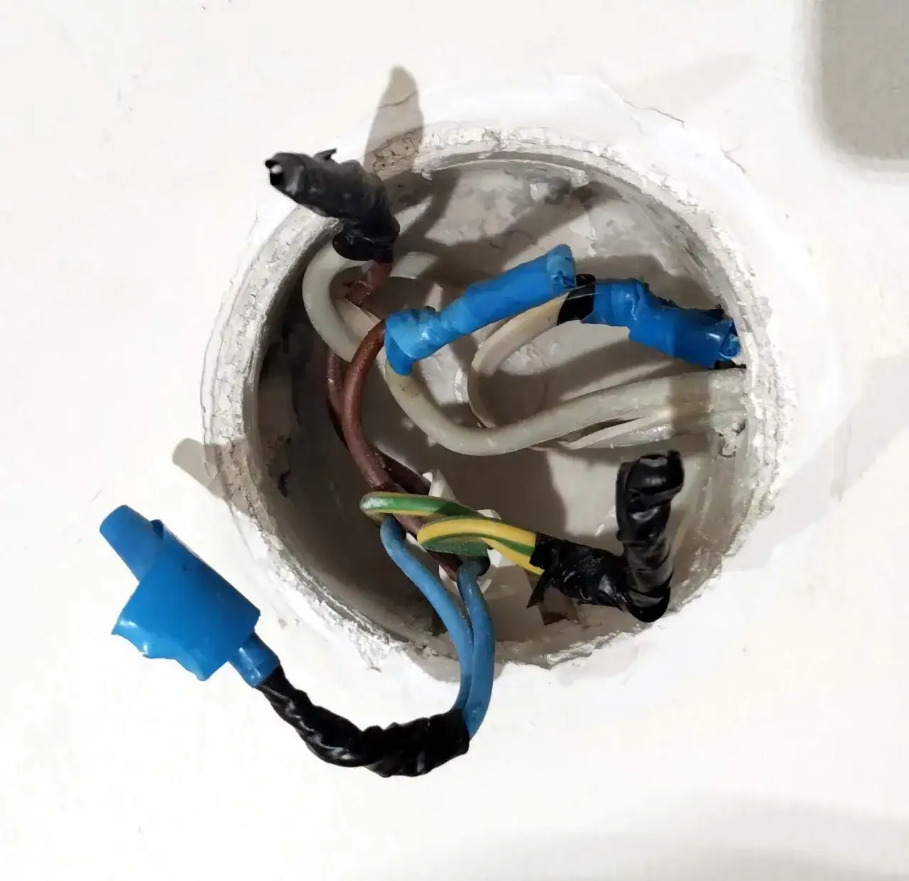 Jak podłączyć gniazdko do puszki - uniknij najczęstszych błędów