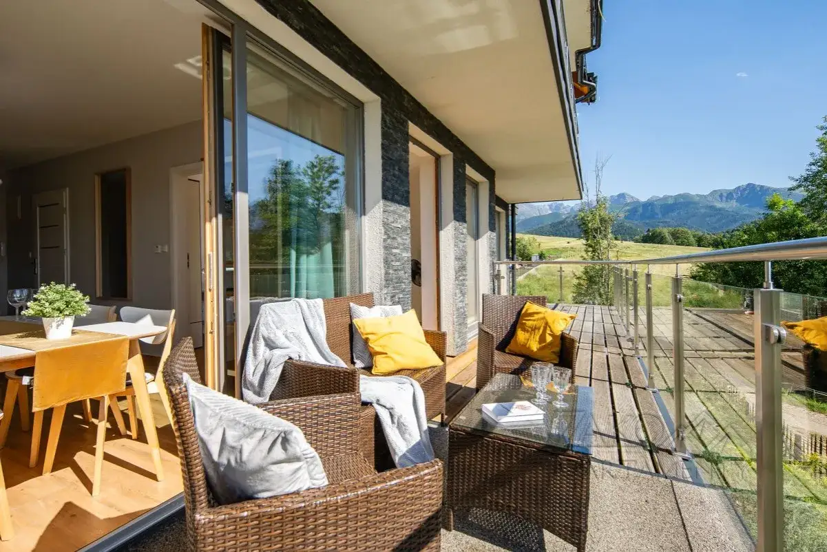 Willa na wierchu Zakopane. Taras z meblami i widokiem na góry.