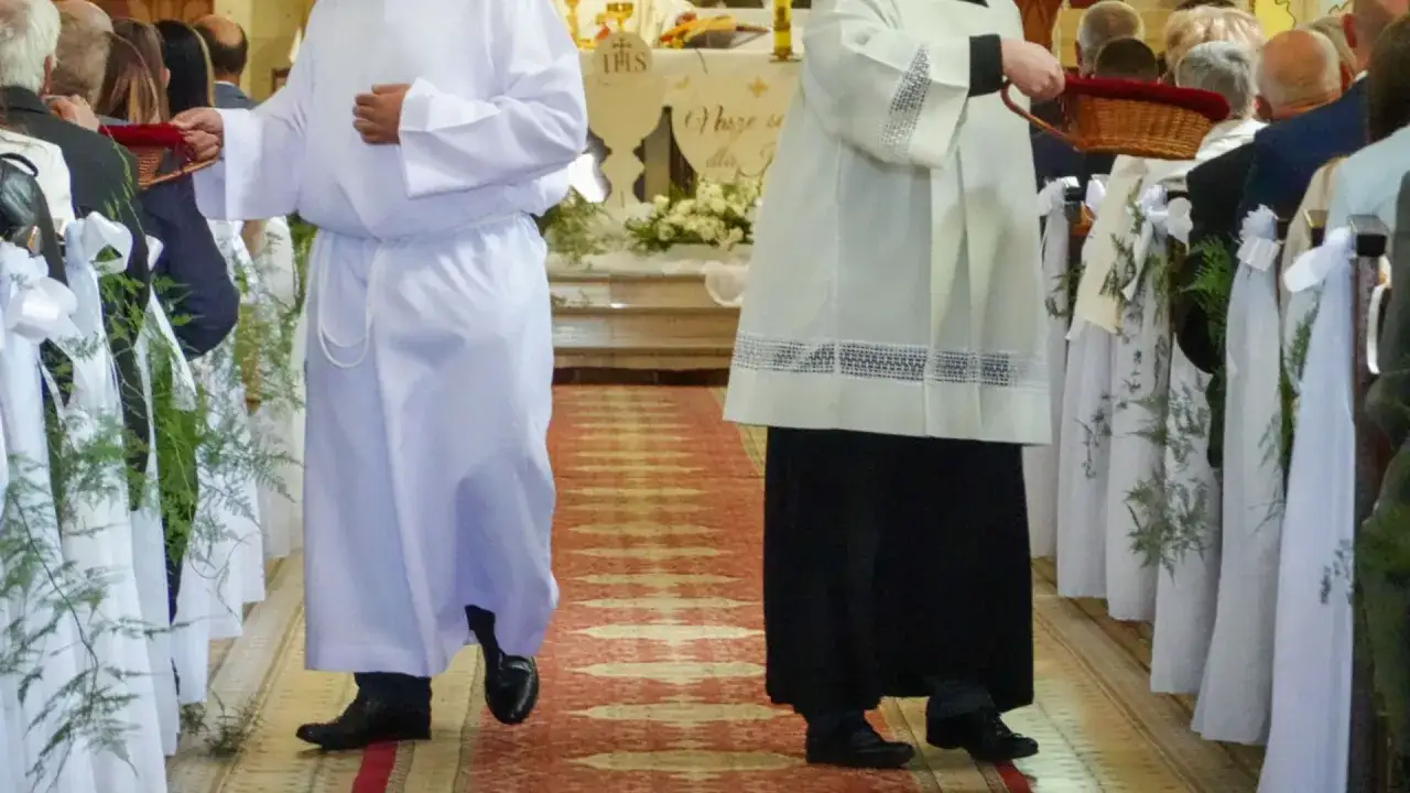 Z czego utrzymuje się kościół? Odkryj źródła finansowania i zmiany