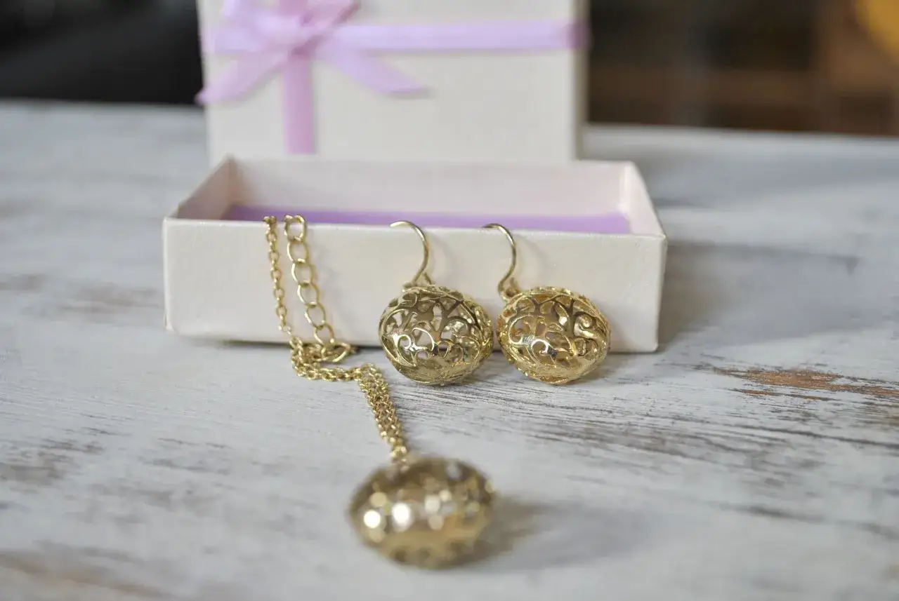 Jak wyczyścić złoto w domu bez ryzyka uszkodzenia biżuterii