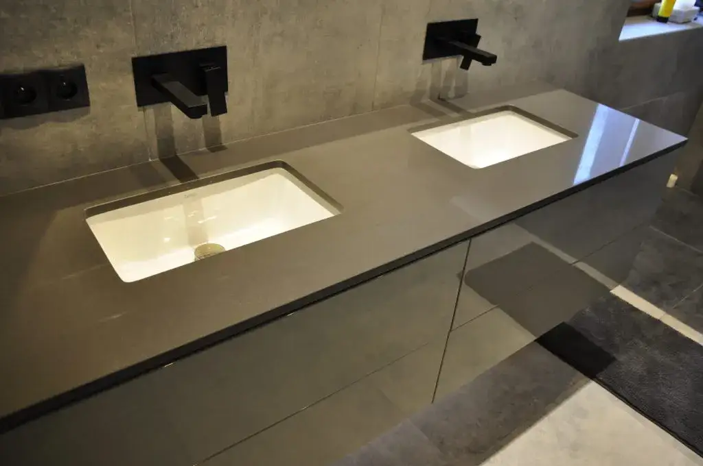 Blat pod umywalkę konglomerat - trwałość i elegancja w łazience