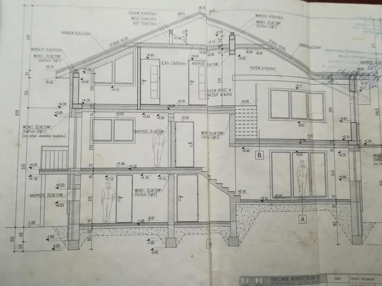 Przekrój budynku z zaznaczonymi poziomami i elementami konstrukcyjnymi.