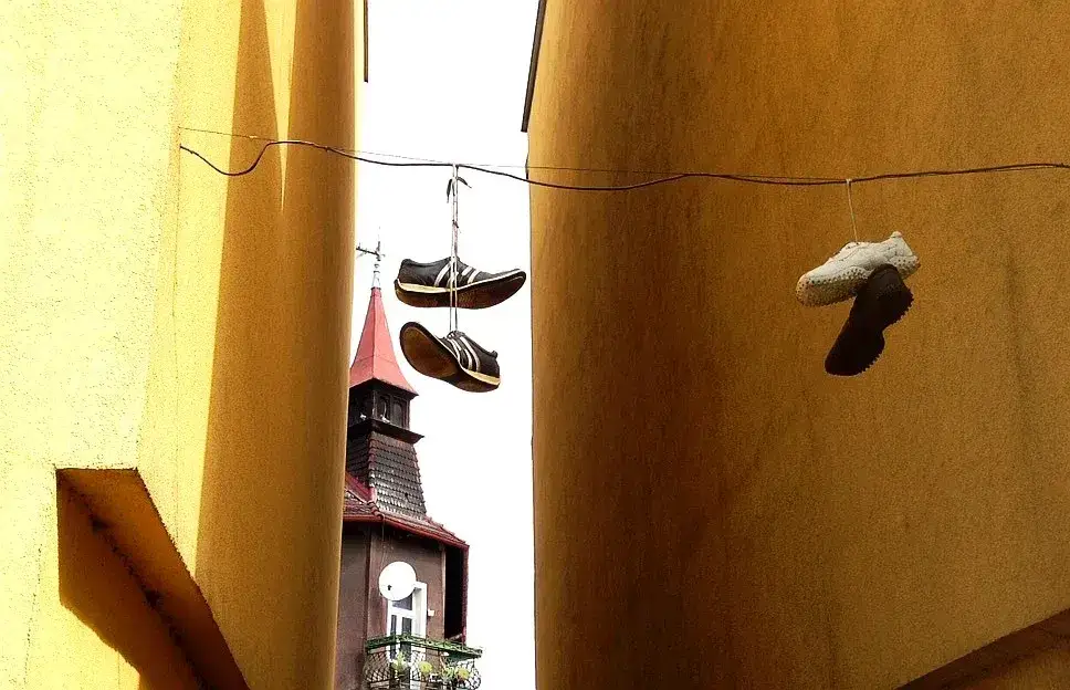 Co oznaczają buty na kablach? Zaskakujące znaczenia i konteksty