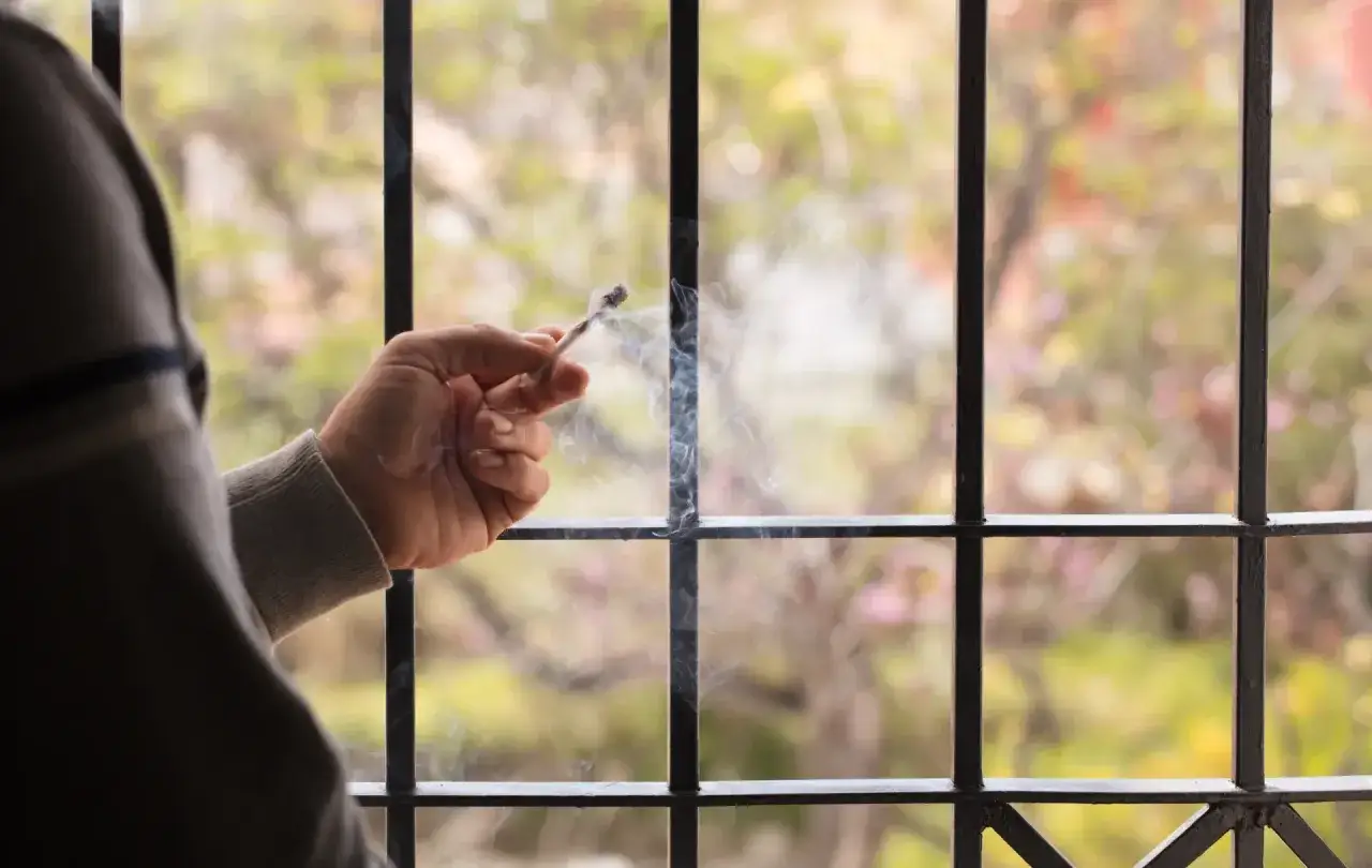 Czy można palić na balkonie w hotelu? Zasady i konsekwencje