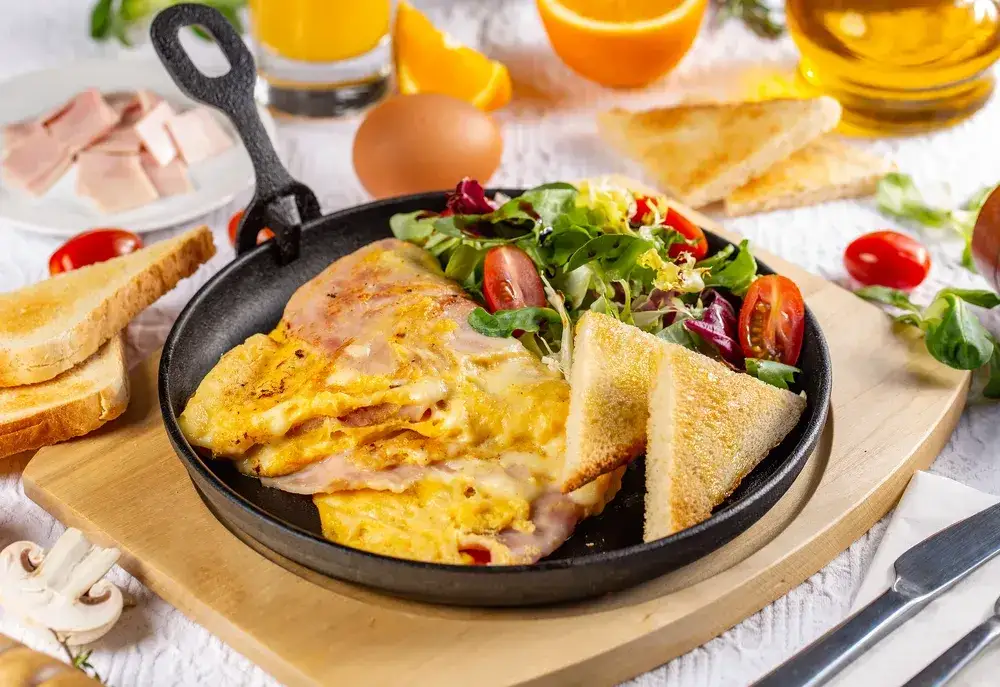 Zdrowy omlet: 10 przepisów na puszysty start dnia. Słodko i słono!
