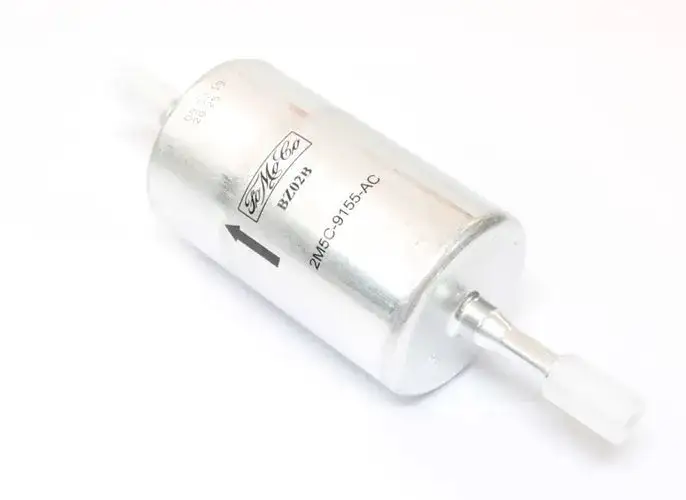 Gdzie jest filtr paliwa w Ford Focus Mk1 1.6 benzyna? Oto odpowiedź