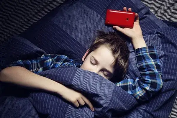 Jak telefon komórkowy wpływa na rozwój dziecka – skutki i praktyczne porady dla rodziców