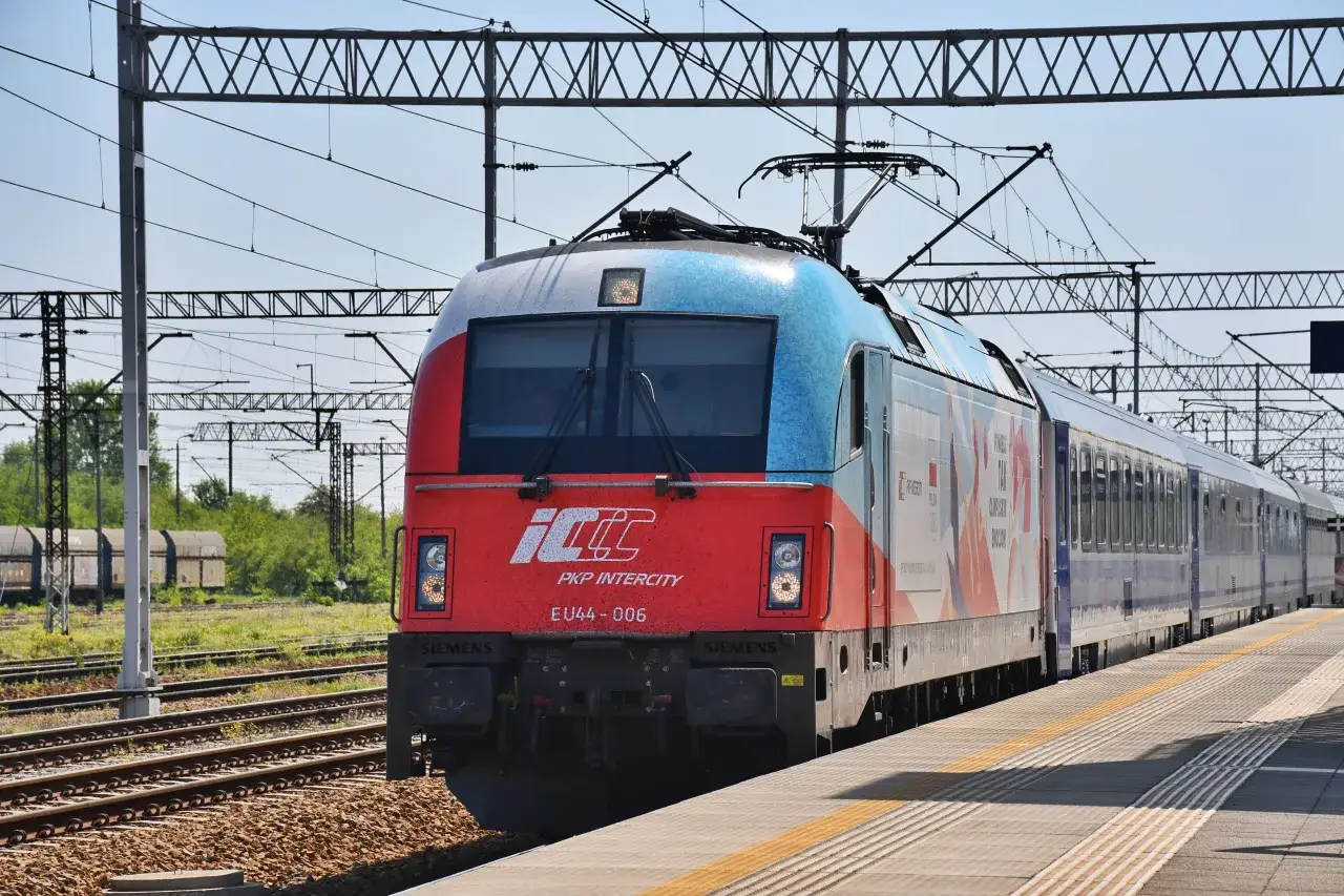 Czerwono-niebieski pociąg PKP Intercity stoi na stacji. Czy można kupić bilet w pociągu? To pytanie zadaje sobie wielu podróżnych.