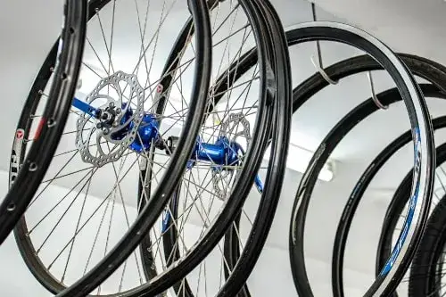 Jak dobrać opony do roweru, aby uniknąć przebicia i poprawić komfort jazdy