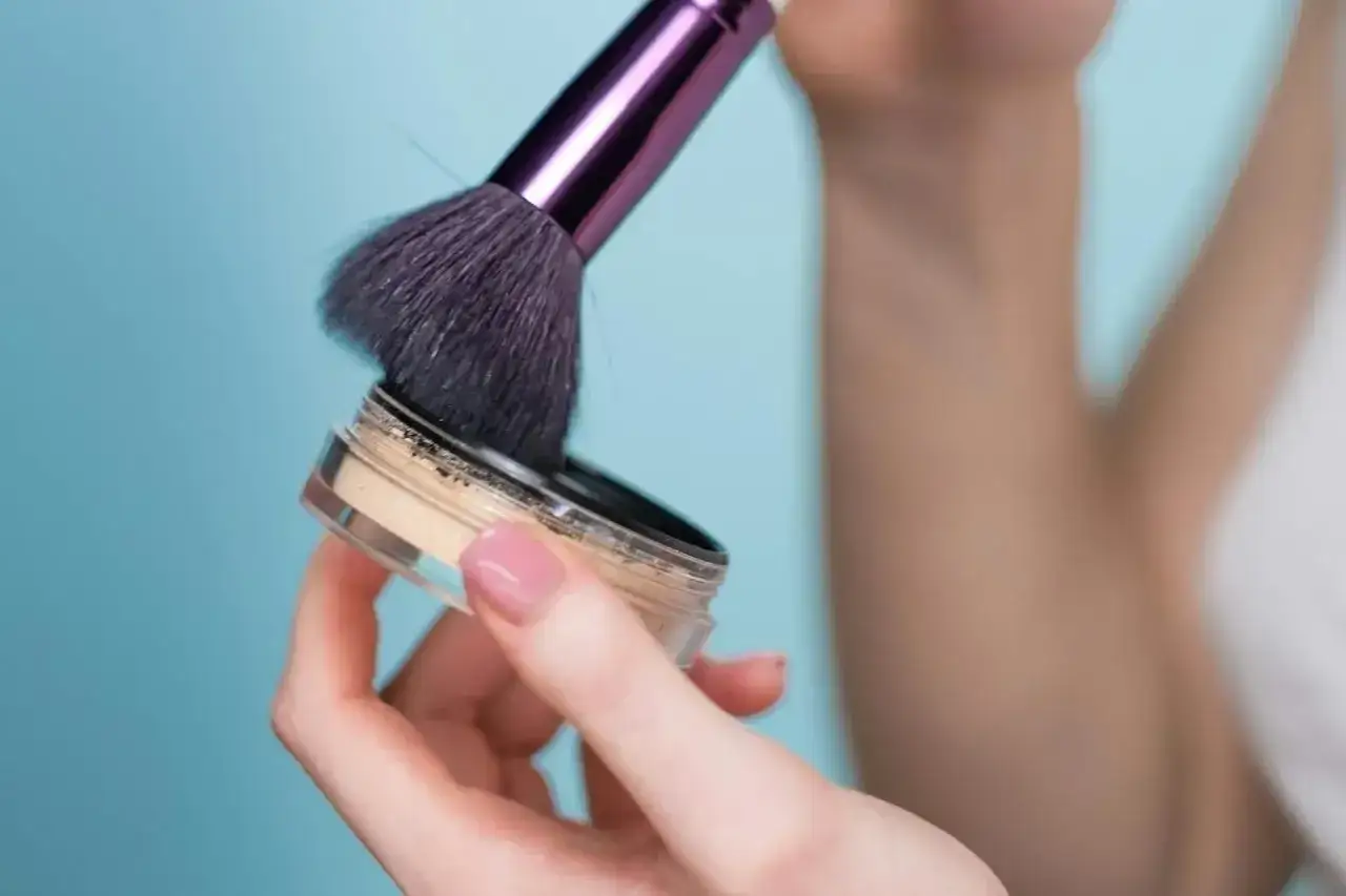 Puder do cery tłustej: Jak wybrać i aplikować dla trwałego matu?