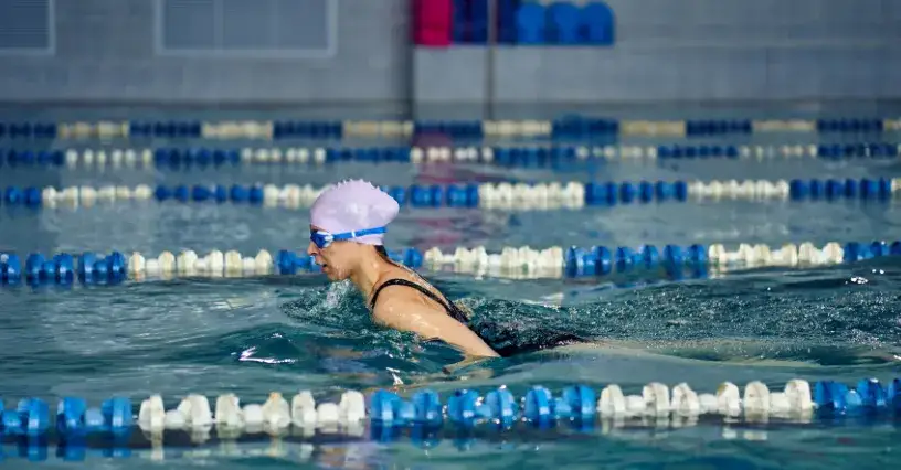 Jak szybko nauczyć się pływać żabką i uniknąć najczęstszych błędów