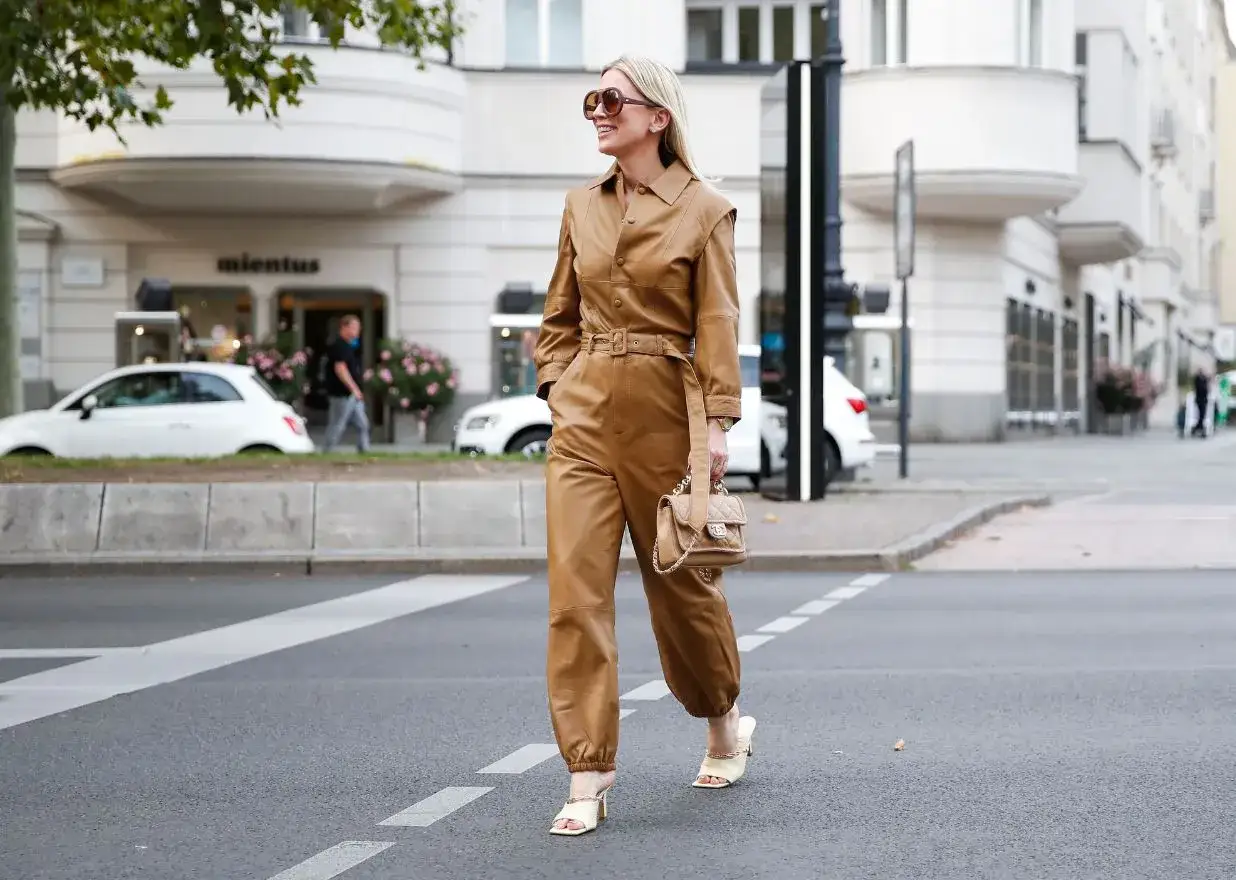 Kombinezon: Co ubrać, by wyglądać stylowo? Porady ekspertki!