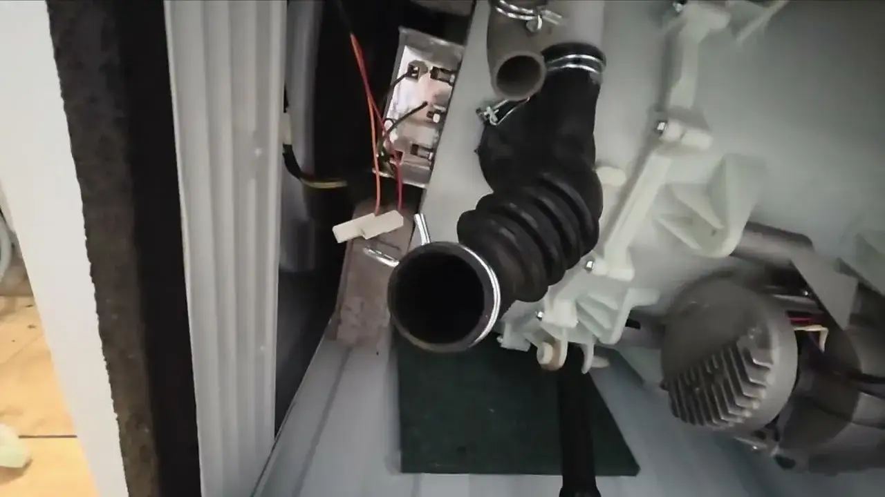 Błąd E21 Amica: Samodzielna naprawa odpływu wody krok po kroku