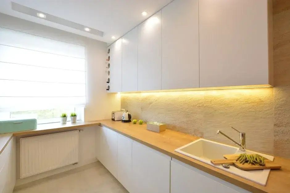 Jakie szkło do białej kuchni z drewnianym blatem wybrać, aby nie żałować?