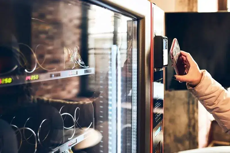 Ile prądu zużywa automat vendingowy? Poznaj ukryte koszty energii