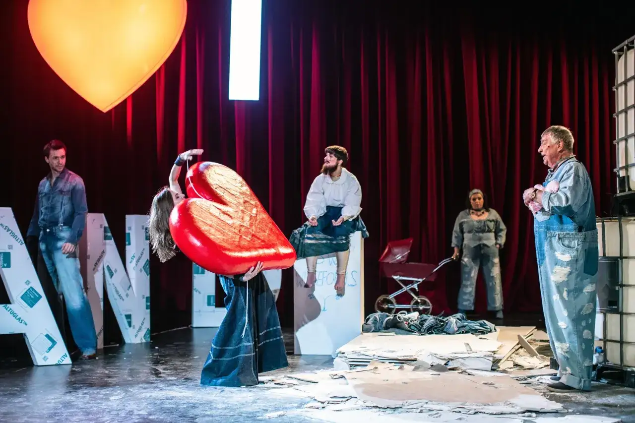 Spektakl klątwa: odkryj mroczne tajemnice religijności w teatrze